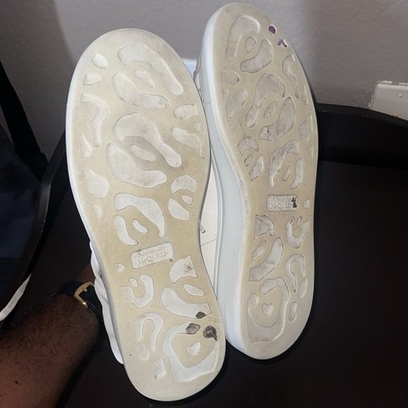 Alexander McQueen oversized sneaker in white/shock pink - Picture 9 of 13